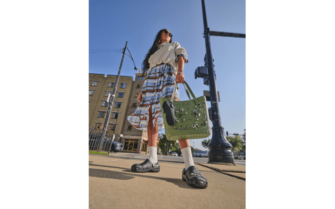 De ce aleg românii confortul premium? Evoluția Crocs de la încălțăminte de plajă la fashion icon în 2026