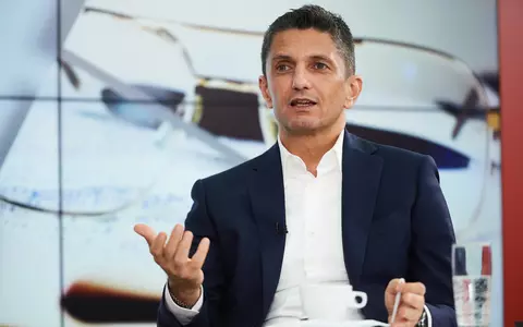 Cine este Răzvan Lucescu, fiul lui Mircea Lucescu. Este antrenor de fotbal și are doi copii cu soția lui, Ana Maria, care îi este alături de 30 de ani
