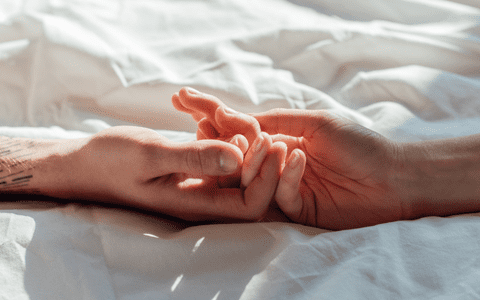 Salteaua potrivită pentru cupluri: cum alegi un model care oferă confort pentru două stiluri diferite de somn