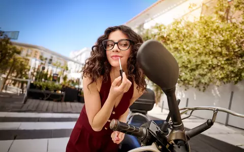 Ochelarii nu mai sunt doar o necesitate. Cum alegi perechea potrivită pentru zilele lungi de la birou