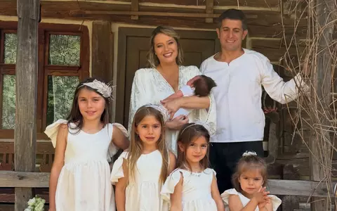 Laura Cosoi și Cosmin Curticăpean nu uită de romantism, chiar dacă au cinci fiice și multe responsabilități: „Mă emoționează grija lui. Sunt văzută ca femeie, cu nevoile mele!” / EXCLUSIV