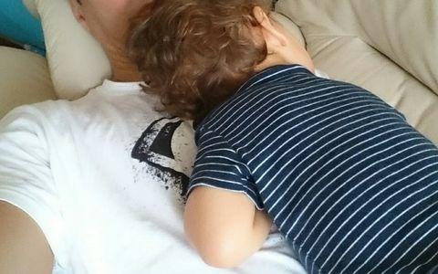 Mircea Badea Fotografie Adorabilă Alături De Fiul Lui Care Doarme Linistit Stiri Vedete Si Evenimente Viva Ro
