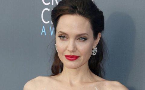 Angelina Jolie E Geloasă Pe Brad Pitt După Ce El A Imbrățișat O Altă Actriță