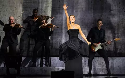Céline Dion se întoarce pe scenă în ținute spectaculoase