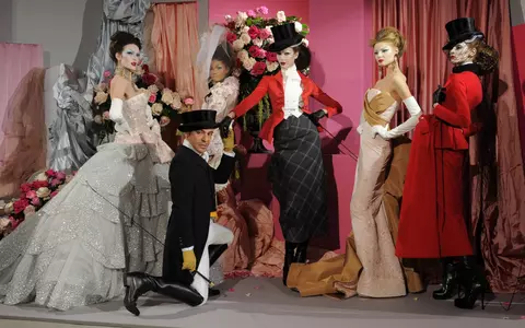 John Galliano x Zara: colecția care aduce haute couture-ul în mall-uri, se lansează astăzi
