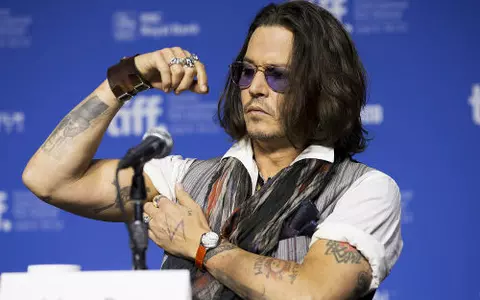 Johnny Depp isi arata muschii