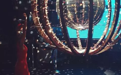 Victoria Beckham danseaza singura intr-un club