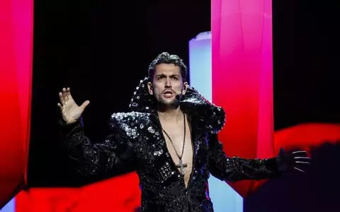 CEZAR OUATU, în genunchi, în faţa unei admiratoare, înainte de Eurovision