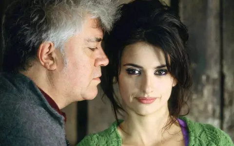 Legende: PEDRO ALMODOVAR, regizorul gay care iubeşte femeile