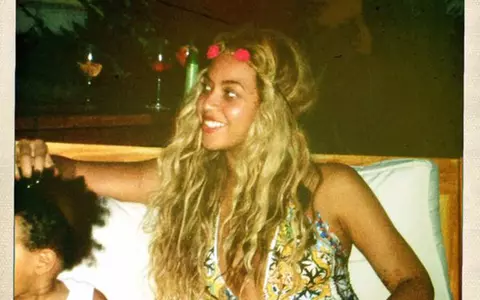 [FOTO] BEYONCE se relaxează în vacanţă alături de fiica sa