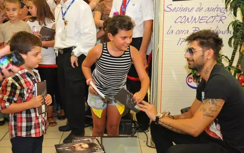 Corina şi Connect-R au dat autografe pe caiete de matematică!
