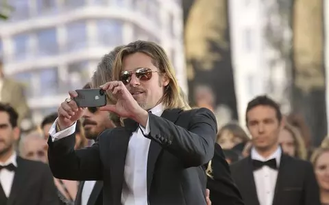 [FOTO] Vedetele de la Hollywood şi iPhone-mania