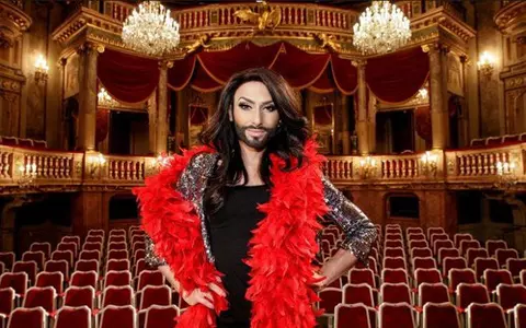Look dramatic! Conchita Wurst îţi dezvăluie secretul apariţiilor ei! Video