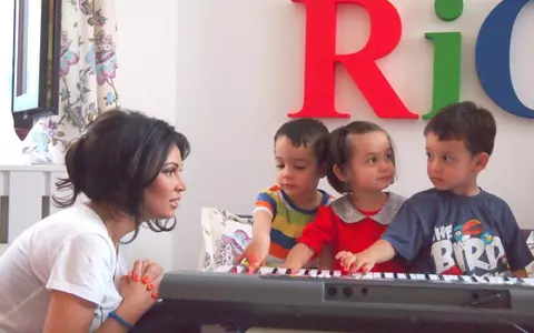 Tripleţii Nicoletei Luciu au învăţat să cânte la pian