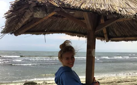 Laura Cosoi – Salutări de pe litoral