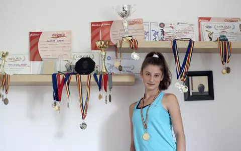 Fata care nu vrea să coboare de pe podium