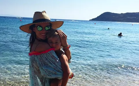 Alessandra Ambrosio – Mamă sexy în vacanţă