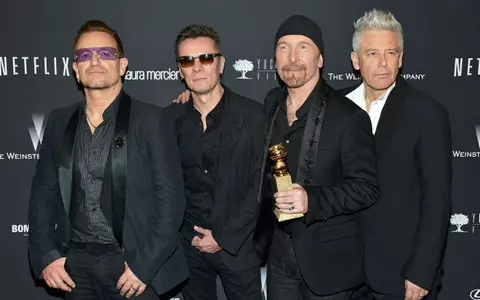 U2, gest impresionant în memoria victimelor de la Paris