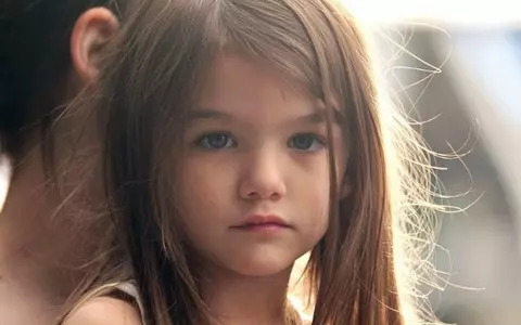 Cum arată Suri Cruise la 10 ani