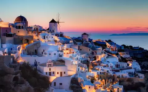 (P) Santorini, insula care găzduieşte peste 250 de biserici