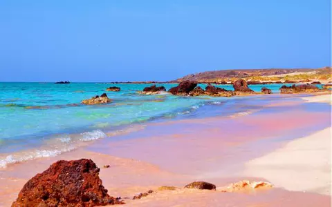 (P) Relaxare pe plaja cu nisip roz, din Creta