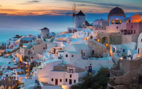 (P) Insula Santorini, priveliști splendide și orașe pline de viață