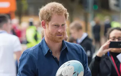 Prințul Harry adoră blondele, dar s-a îndrăgostit de o brunetă