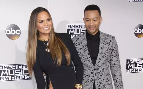Soția lui John Legend, imagini de red carpet interzise minorilor