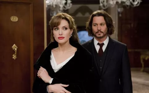 Angelina Jolie este consolată de Johnny Depp