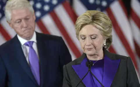 De ce a purtat mov Hillary la discursul de după alegerea lui Trump?
