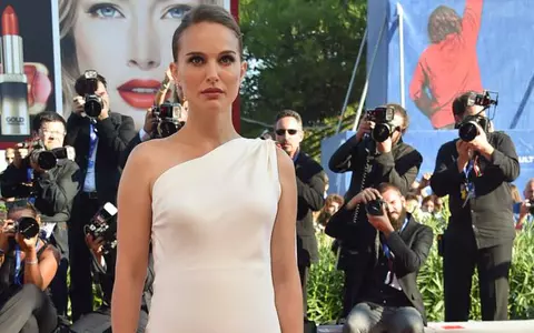 Natalie Portman îşi poartă sarcina cu mult stil. Vezi TOP 10 apariţii glam pe covorul roşu!