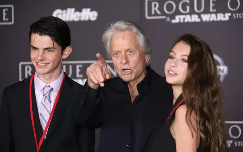 Carys, fiica actorilor Michael Douglas şi Catherine Zeta Jones, este de o frumuseţe răpitoare
