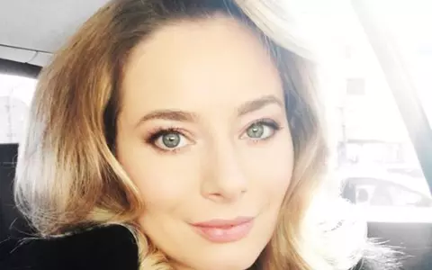 Laura Cosoi – „Mă aşteaptă un 2017 plin, se pare că va fi anul meu”. Uite prin ce schimbare de look a trecut!