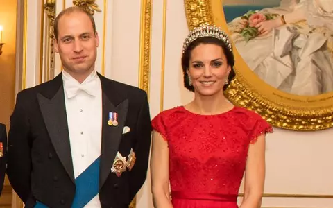 Kate Middleton – Apariţie de senzaţie într-o rochie roşie accesorizată cu tiara Prinţesei Diana