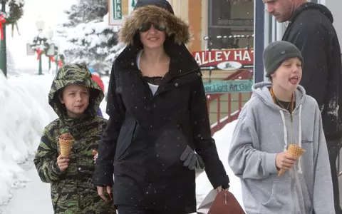 Angelina Jolie – Vacanţă la schi alături de copiii ei