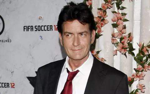 Incredibil! Charlie Sheen s-a cumintit, în sfârșit!