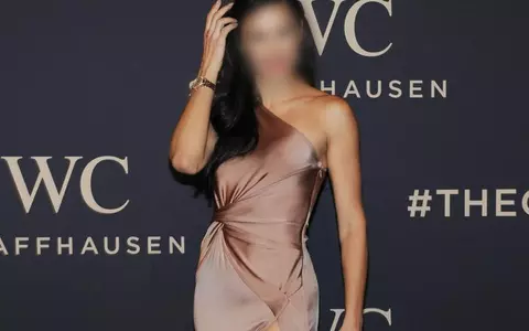 Vezi ce top model celebru şi-a etalat picioarele sexy într-o rochie ameţitoare
