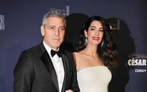 Amal şi George Clooney - Weekend romantic la Paris: Prima apariţie pe covorul roşu cu burtica de gravidă pentru Amal