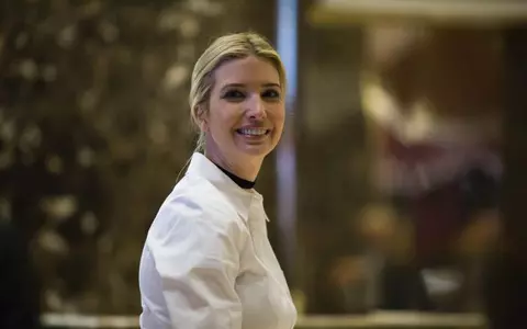 Fotografia cu Ivanka Trump stând pe scaunul prezidențial stârnește controverse