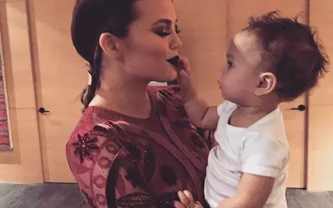 Chrissy Teigen a vorbit pentru prima dată de depresia postnatală: „Nu ieșeam niciodată din casă!”