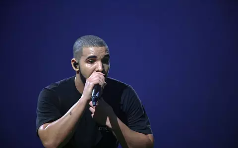 Drake a lansat o melodie despre Jennifer Lopez: „Îi trimit SMS-uri beat lui J Lo”