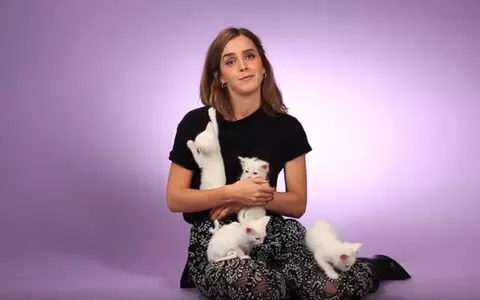 Emma Watson a acordat cel mai drăgălaș interviu înconjurată de... pisici. Vezi cum s-a descurcat actrița!