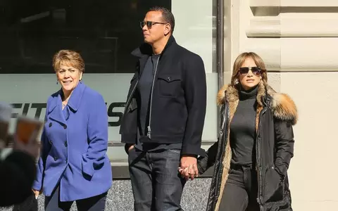 Se îngroașă gluma: Alex Rodriguez, la plimbare cu JLo și cu... mama-soacră