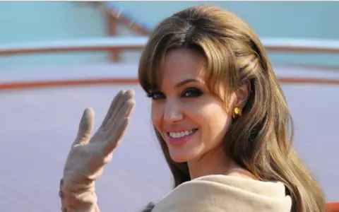 Nu degeaba a fost considerată ani la rând ce mai frumoasă femeie din lume! Iată cum arăta Angelina Jolie la 16 ani!