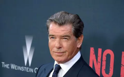 Fotografia zilei: Soția lui Pierce Brosnan, trădată de rochie și de… kilograme