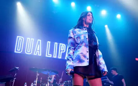 Dua Lipa vine pentru prima dată în România, la NEVERSEA!