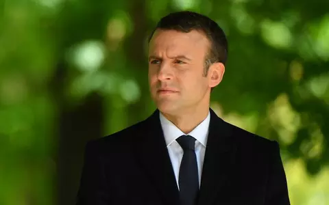 Fotografia zilei: Emmanuel Macron, la bustul gol într-o revistă gay!