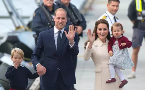 Prinţul William, Kate şi cei doi copii – Fotografie de familie în grădinile Palatului Kensington