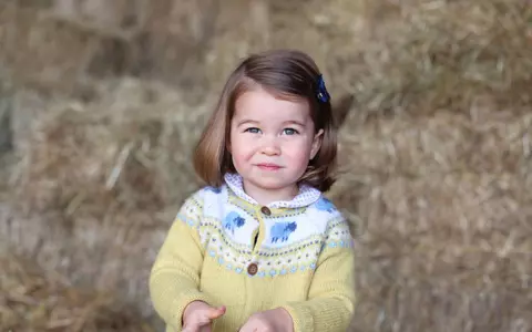 Prinţesa Charlotte împlineşte 2 ani. Fotografii adorabile cu micuţa prinţesa!