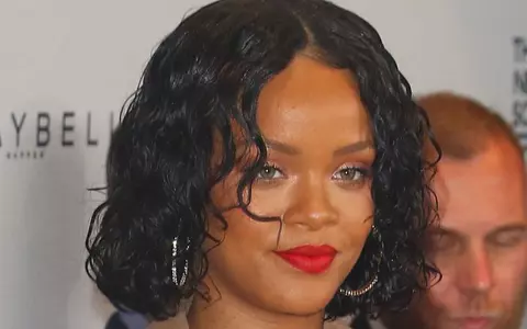 Rihanna ascunde o sarcină sau doar niște kilograme în plus?!